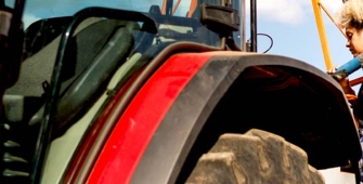 une femme avec son tracteur