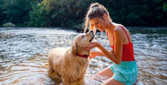 une femme qui se baigne avec son chien
