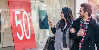Un couple fait les soldes