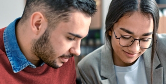 Jeune couple regardant des papiers