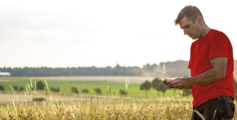un agriculteur dans son champs