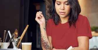 Une femme à son bureau