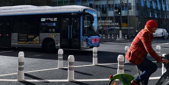Un cycliste se rend au travail en vélo