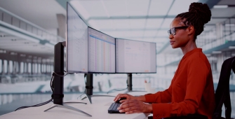 Une femme dans son bureau
