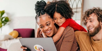 Une famille sur un canapé