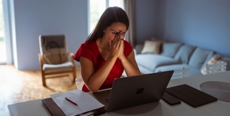 Une femme qui regarde son ordinateur