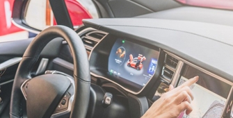 Une femme dans sa voiture intelligente 
