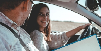 Une femme qui passe le permis
