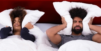 Un couple qui se bouche les oreilles