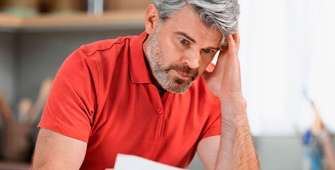 Un homme qui se prend la tête