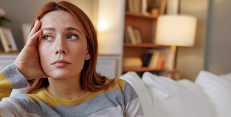 une femme sur son canapé