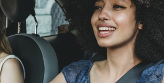 Deux femmes dans une voiture