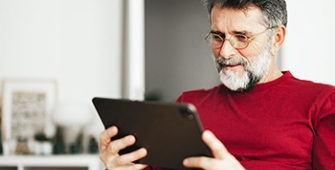Un homme qui regarde sa tablette