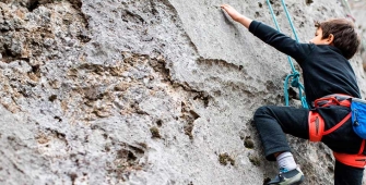 un garçon qui fait de l'escalade