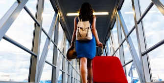Une femme qui monte dans un avion