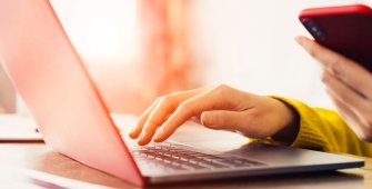 Une personne qui utilise son ordinateur