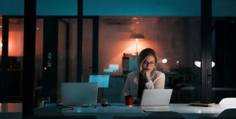 Une femme en train de travailler tard