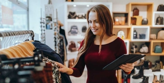 Une commerçante dans une boutique de vêtements