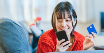 Une femme en train de faire un achat sur son téléphone