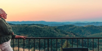 Un couple senior sur une terrasse