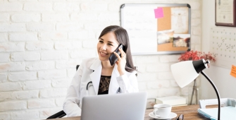 Une médecin au téléphone