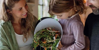 Une famille qui fait du composte