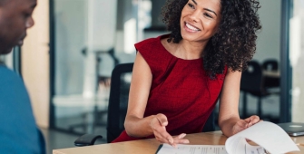 Une femme qui présente un document à un homme