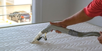 Un personne aspire son matelas
