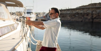 plaisancier amarrant son bateau au port