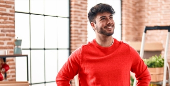 homme seul dans son appartement