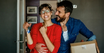 couple heureux dans son appartement