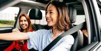 2 femmes souriantes dans une voiture