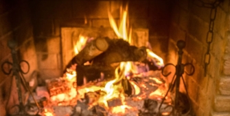 Feu brulant dans une cheminée
