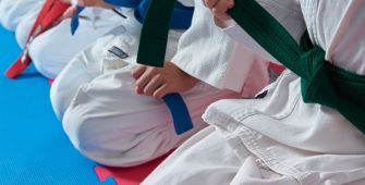 Enfants s'entrainant au judo