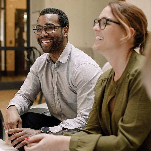 2 personnes souriantes