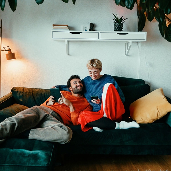 un jeune couple sur leur canapé