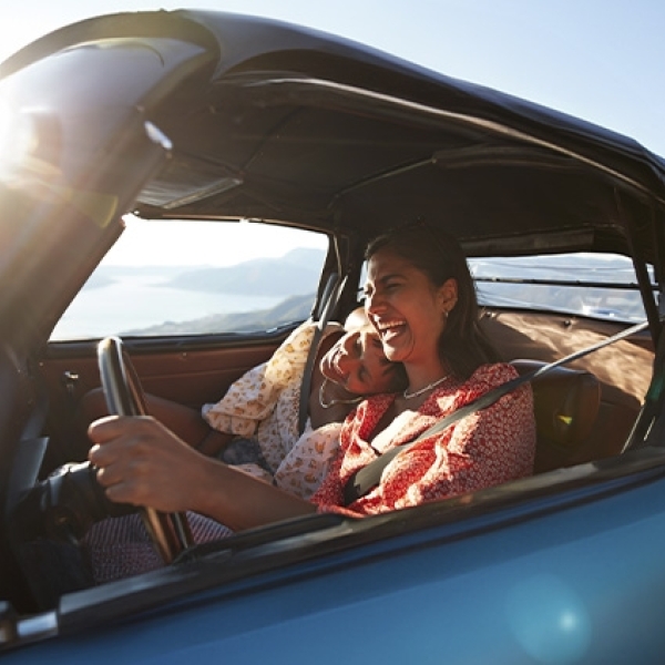 Deux femmes dans une voiture