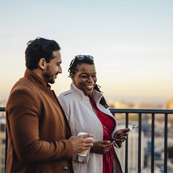 Deux personnes qui discutent sur une terrasse d'immeuble