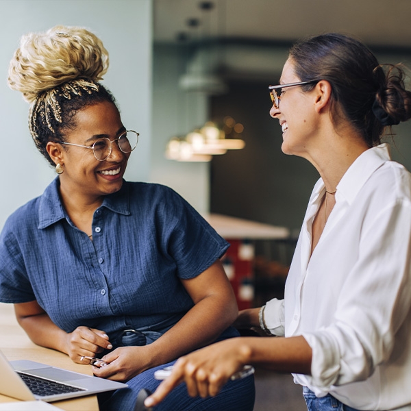 deux collègues sourient