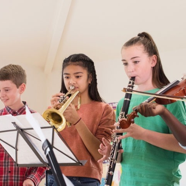 Un groupe d'enfants qui jouent de la musique