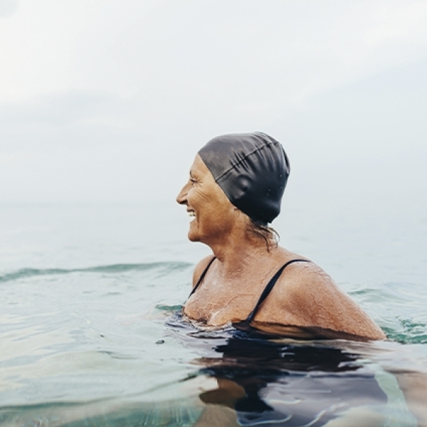 femme senior se baignant dans la mer