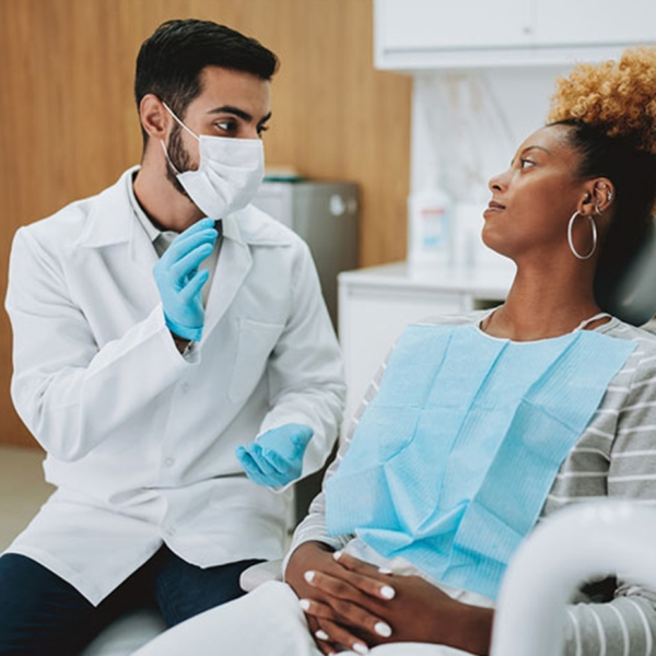femme chez un dentiste