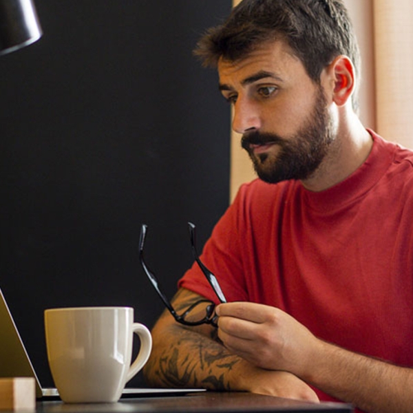 homme face à son ordi