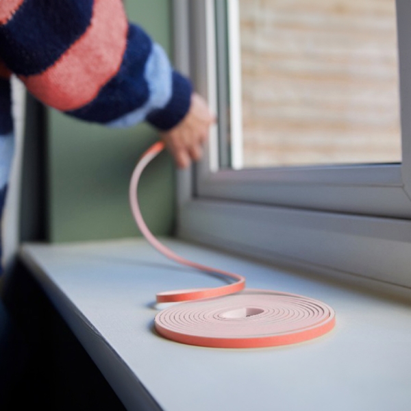 Une personne qui isole une fenêtre