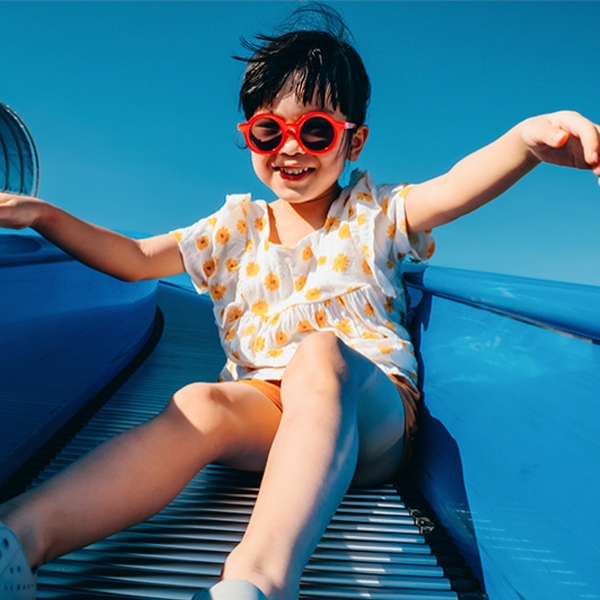 une petit fille sur un toboggan