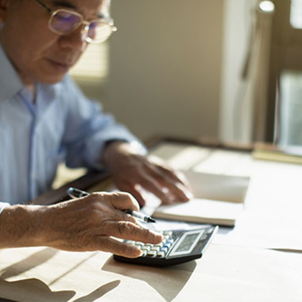 retraité effectuant des calculs