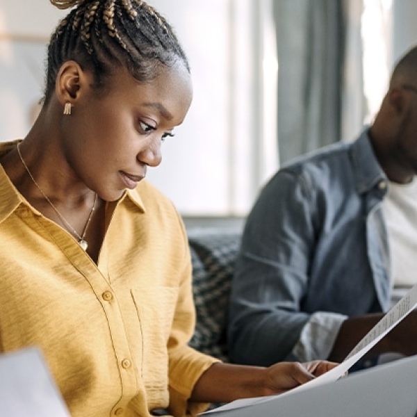 Un homme et une femme qui lisent 