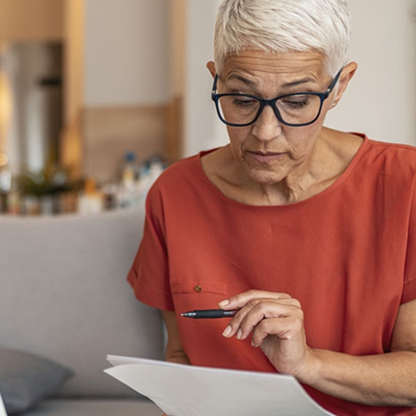 retraitée lisant un document administratif