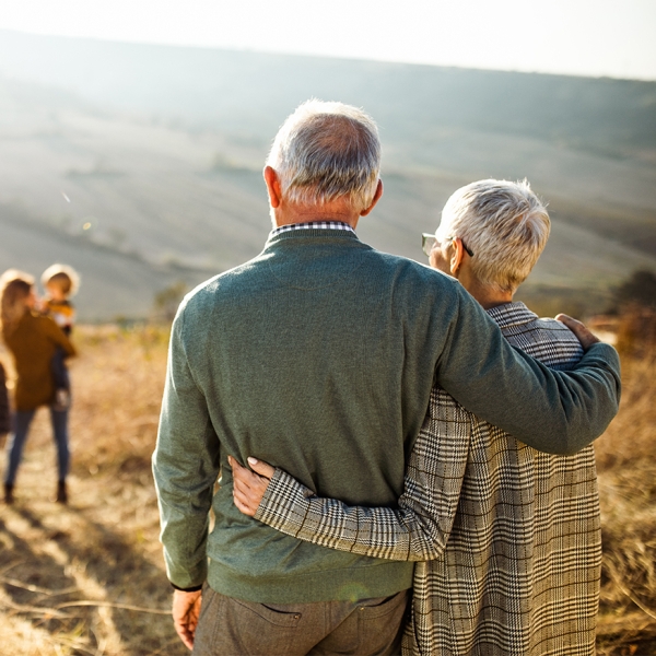 couple retraité regardant leur descendance