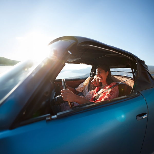 2 femmes dans une auto roulant à toute allure